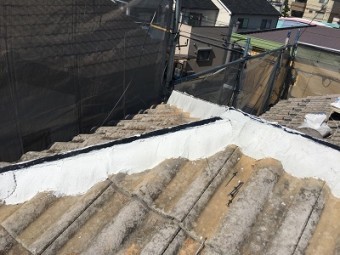 洋瓦屋根の棟瓦取り直し工事の南蛮漆喰の様子