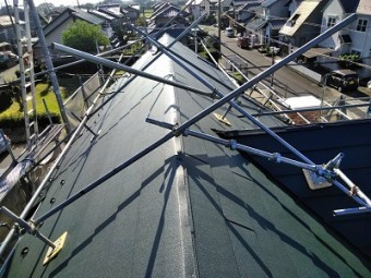 コケの生えたカラーベスト屋根のカバー工事の屋根材施工の様子