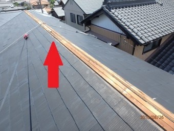 貫板交換工事のために棟板金を取り外した様子