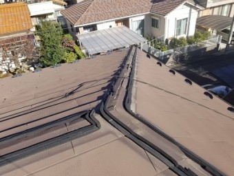 棟包み板金工事の様子