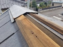 台風の強風によって屋根の一部が飛んで無くなっているお宅の現地調査の様子