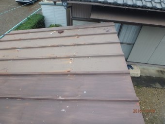 トタン屋根のケレン中