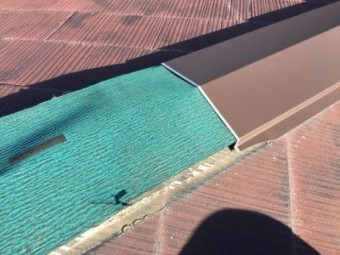 防水シートを貼り付け