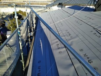 野地板の上に防水シートを貼った様子