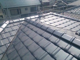 平板瓦屋根完工の様子