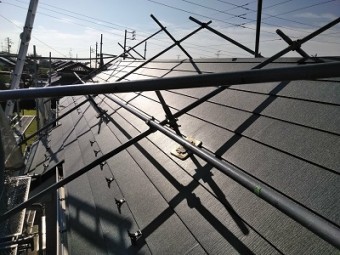 コケの生えたカラーベスト屋根のカバー工事の屋根材施工の様子