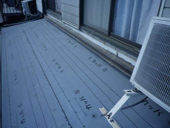 野地板の上に防水シートを張った様子