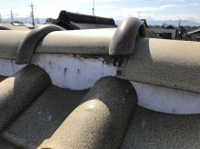 瓦がずれている屋根棟