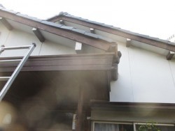 玄関ポーチの重ね葺き工事のビフォー写真