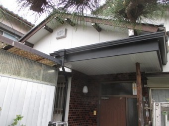 玄関ポーチの重ね葺き工事のビフォー写真
