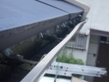 歪んでいる雨樋