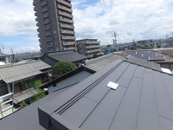 現地調査中の屋根(別角度)