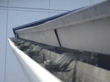 外れかかっている雨樋