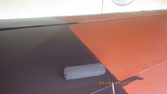 屋根の塗装工事の下塗りの様子