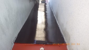 屋根の塗装工事の下塗りの様子