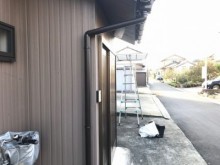 積雪に被災された雨樋の交換工事施工中の様子