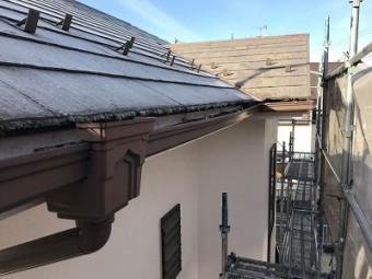 大雪で歪んだ雨樋の交換工事前の様子