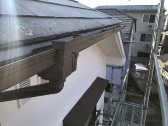 大雪で歪んだ雨樋の交換工事前の様子