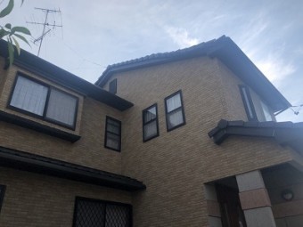 自然災害で破損した屋根の点検の様子