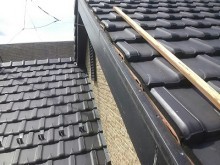 自然災害で破損した屋根の施工中の様子