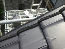 自然災害で破損した屋根の施工中の様子