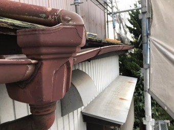 台風によって雨樋の破損や経年劣化による歪みの様子