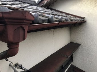 台風によって雨樋の破損や経年劣化による歪みの様子