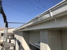 雨樋が錆びて劣化し雨水が雨樋の中に溜まっている状態の様子