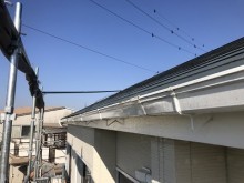 雨樋が錆びて劣化し雨水が雨樋の中に溜まっている状態の様子