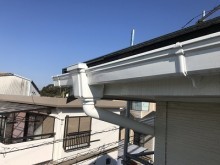 雨樋が錆びて劣化し雨水が雨樋の中に溜まっている状態の様子