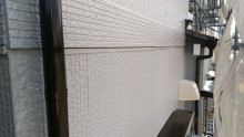 高耐久塗料での外壁塗装工事の下塗り施工中の様子