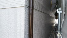 高耐久塗料での外壁塗装工事の付帯部塗装の様子