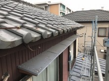 台風被害により、軒樋が飛散して無くなっている様子