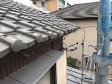 台風被害により、軒樋が飛散して無くなっている様子