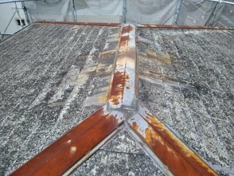 カラーベストの割れがある屋根の現地調査の様子