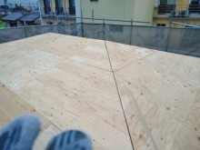 カラーベストの割れがある屋根の重ね葺き工事施工中の様子