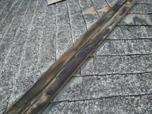カラーベストの割れがある屋根の重ね葺き工事施工中の様子