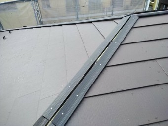 カラーベストの割れがある屋根の重ね葺き工事完工の様子