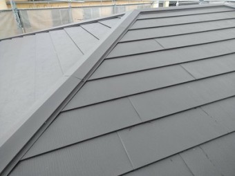 カラーベストの割れがある屋根の重ね葺き工事完工の様子