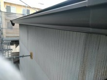 重ね葺き工事の軒樋に角樋を設置の様子