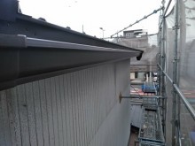重ね葺き工事の軒樋に角樋を設置の様子