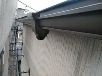 重ね葺き工事の縦樋を設置の様子