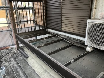 重ね葺き工事のベランダ解体の様子