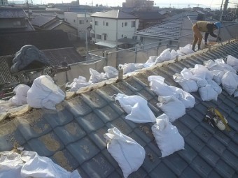 屋根葺き替え工事の様子