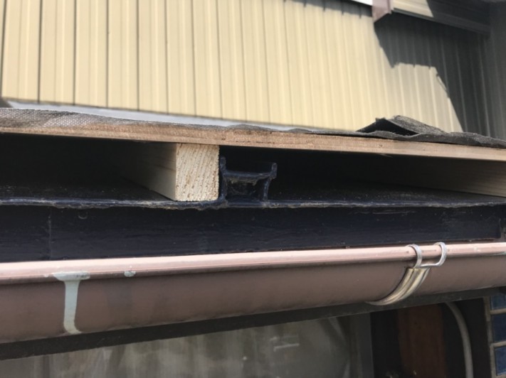 瓦棒屋根 重ね葺き 施工中
