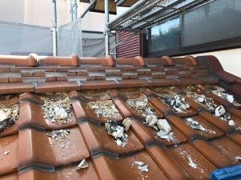 屋根の漆喰塗り直し工事の施工中の様子