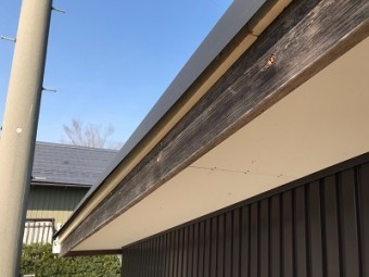 ケラバ水切り板金の補修工事施工中の様子