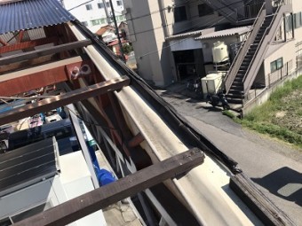 台風被害を受けた波板張り替えと下地交換工事の波板撤去後の様子