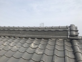 屋根の漆喰塗り替え工事前の劣化している様子