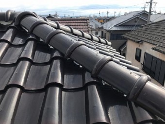 屋根棟の修繕工事の屋根診断の様子